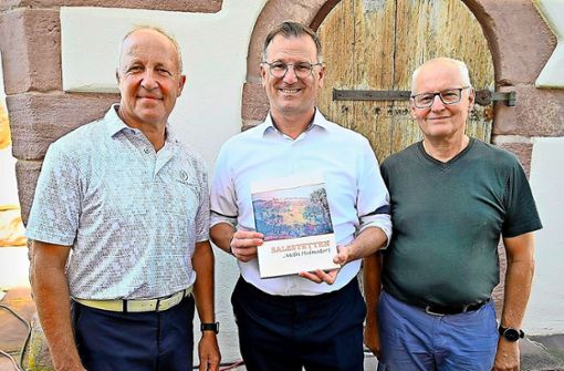 Das Heimatbuch wird übergeben:  Eberhard Armbruster (von links), Friedrich Hassel und Vize-Vorsitzender Herbert Erath. Foto: Walter Maier