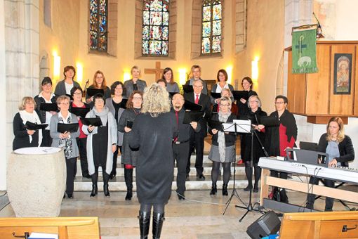 Der Projektschor singt in der Frommerner Kirche. Die neue Kirchengemeinde feierte dort zum ersten Mal gemeinsam.   Foto: Breisinger Foto: Schwarzwälder Bote