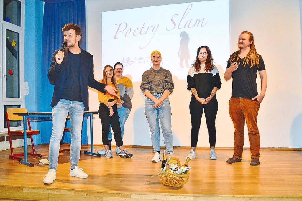 Marius Loy (links) moderierte den ersten Poetry Slam, bei dem Anna Teufel (Zweite von rechts) als Siegerin hervorging. Foto: Eule Foto: Schwarzwälder Bote
