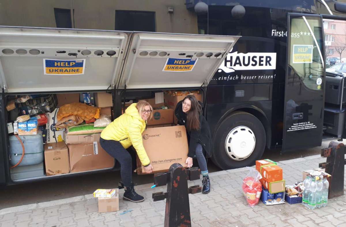 Fleißig laden Marion Probst (links) und Elora Hug die Spenden aus dem Bus aus.