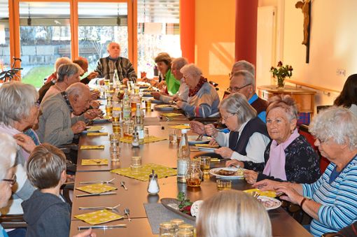 Die Gäste der Aktion Gemeinsam zu Tisch lassen es sich schmecken. Foto: Bantle Foto: Schwarzwälder Bote