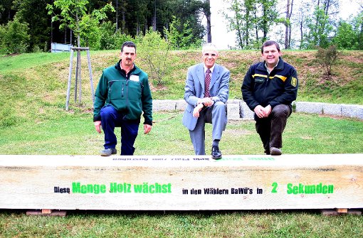 Manfred Ohnmacht (von links), Fritz Link und Bernhard Hake stellten die neuen Bänke im Natursportpark vor. Foto: Hübner Foto: Schwarzwälder-Bote
