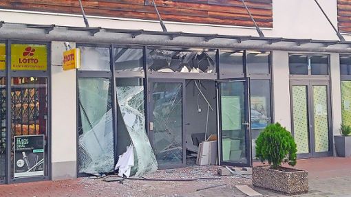 Unbekannte haben in der Nacht auf Montag einen Geldautomaten der Sparda-Bank gesprengt. Foto: Bender