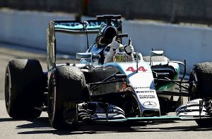 Ganz schön abgefahren: Wegen zu wenig Reifendruck kann Weltmeister Lewis Hamilton erst spät über seinen Monza-Sieg jubeln. Foto:  
