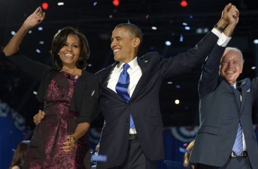 Zusammen mit Vize-Präsident Joe Biden freuen sich Barack Obama und seine Frau Michelle über weitere vier Jahre im Weißen Haus. Foto: EPA