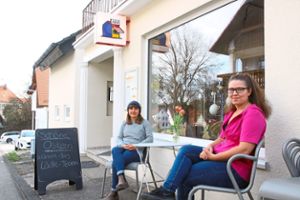Lädle-Chefin Carolin Kraft (links) und DH-Studentin Claudia Eichinger würden sich über weitere Helfer in dem kleinen Laden in der Bietenhausener Bußstraße sehr freuen. Foto: Beiter Foto: Schwarzwälder Bote