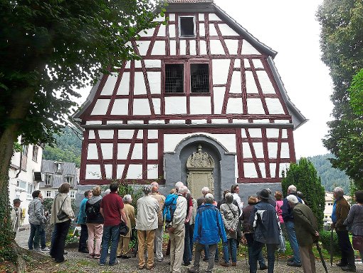 Die Ochsenscheuer in Bad Liebenzell (links) und das Schafhaus in Haiterbach. Fotos: Eitel/Geisel Foto: Schwarzwälder-Bote
