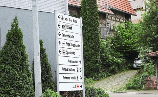 In Sulz weist nur noch das Hinweisschild auf eine Hausarztpraxis hin, die seit Anfang des Monats aber geschlossen ist. Foto: Priestersbach Foto: Schwarzwälder Bote