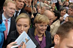 Bundeskanzlerin Angela Merkel (CDU) steht zum umstrittenen Bahnprojekt Stuttgart 21, pocht aber auf Klarheit über die Finanzierung. Hier die Fotos von ihrem Besuch in Stuttgart im Oktober 2012: Foto: dpa