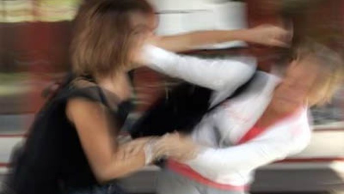 Frau vor Asylbewerberheim verprügelt