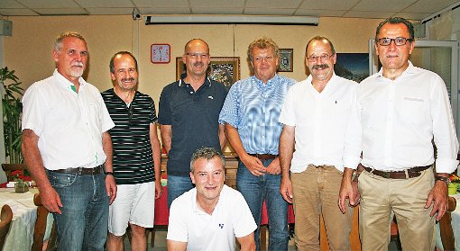 Treue Mitglieder hat Vorsitzender Reinhard Göz (rechts) bei der Hauptversammlung des FC Pfeffingen geehrt. Foto: Schwarzwälder-Bote