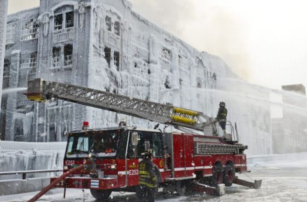 Chicagos Feuerwehr löscht einen Brand in einem Lagerhaus. Durch die Kälte gefriert das Löschwasser an der Fassade und verwandelt das Gebäude in einen Eispalast.