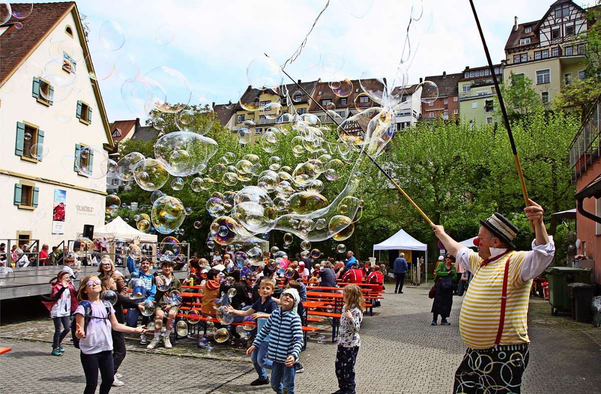 Klausi Klücklich macht Kinder glücklich. Riesenseifenblasen waren nur ein Bruchteil des Programms, das bei den Tagen der Kunst und Kultur geboten waren. Foto: Kost