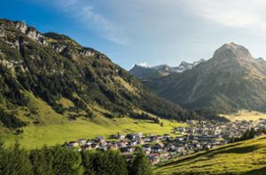 Zu Füßen des mächtigen Berges Omeshorn liegt das Gourmetdorf Lech am Arlberg. Foto: Lech Zürs Tourismus/Hanno Mackowi/z