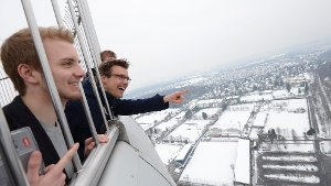 Letzte Besucher genießen Aussicht vom Stuttgarter Fernsehturm