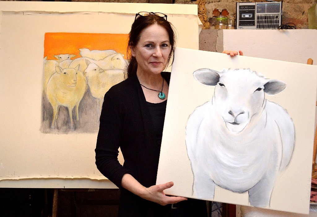 Ihre Schafbilder stellt Chantal Coutu ab 15. März im Café am Känzele aus. Foto: Siegmeier Foto: Schwarzwälder-Bote