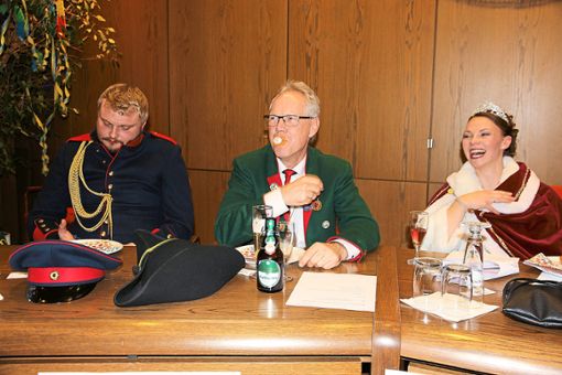 Für den Mimimi-Club gab die Narrenzunft dem Bürgermeister Armin Jöchle und seinen Räten Prinzenpaar-Baby Nele’s-Schnullis aus. Foto: Schwarzwälder Bote