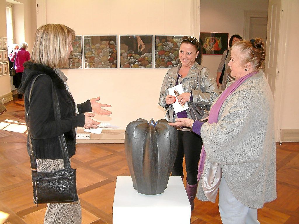 Die Doppelausstellung in der Villa Eugenia regte die Gäste der Vernissage zu Diskussionen an.  Foto: Beyer Foto: Schwarzwälder-Bote