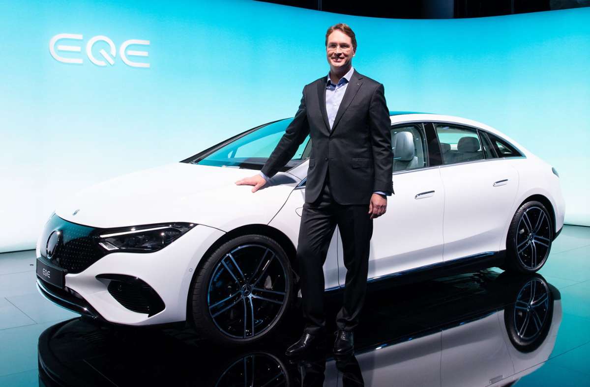 Daimler-Chef Ola Källenius präsentiert auf der IAA in München stolz die vollelektrische E-Klasse. Foto: dpa/Sven Hoppe