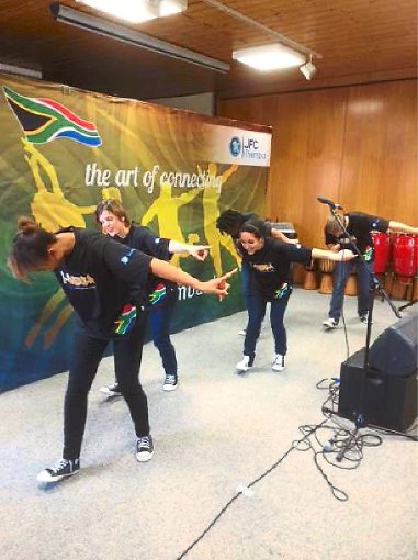 Auch Tänze beinhaltet das Programm der Gruppe iThemba, mit dem  Jugendliche gleichzeitig begeistert und über ernste Themen aufgeklärt werden. Foto: Rauner/Santos/Binder Foto: Schwarzwälder-Bote