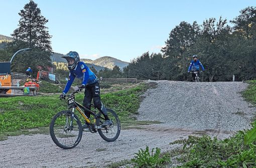 Die Junioren zeigten bei der Preisverleihung im Bike-Park Wolfach ihr Können auf dem Mountainbike. Foto: Fischer