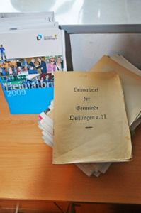 Mittlerweile 61 Heimatbriefe aus Deißlingen  gibt es seit 1957. Foto: Reinhardt