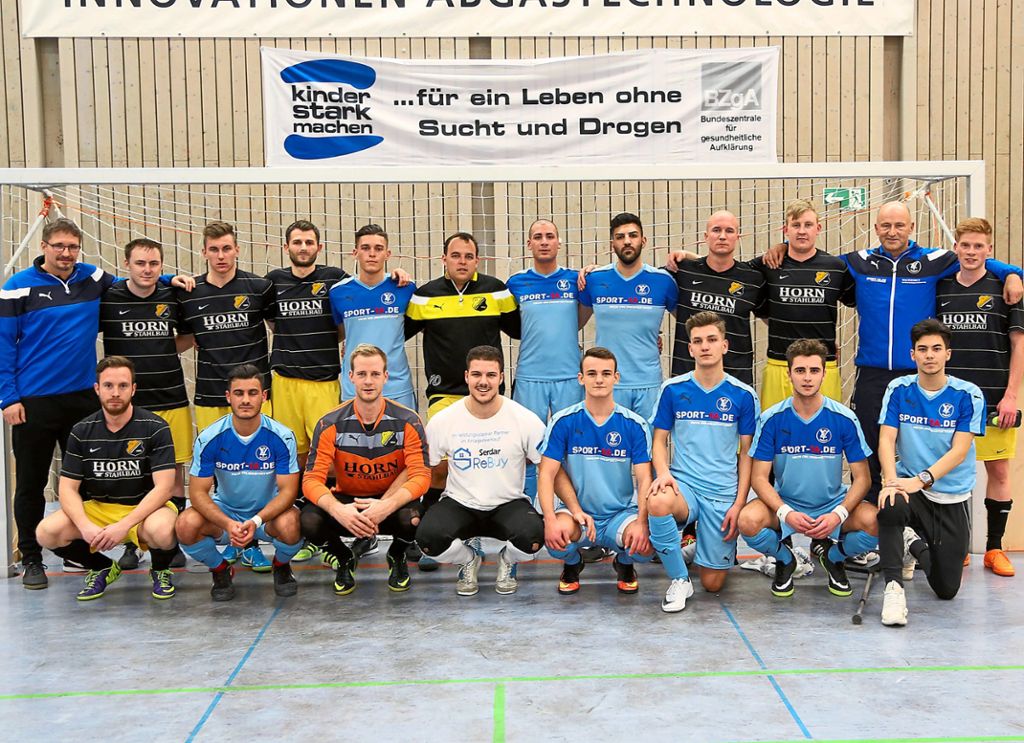 Der VfL Nagold (blaue Trikots) wurde seiner Favoritenrolle in Altensteig gerecht und gewann das Finale gegen den SV Breitenberg/Martinsmoos.