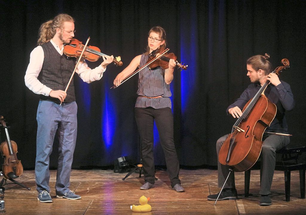 Das Trio Duck Tape Ticket besteht aus (von links) Paul Bremen, Anna-Sophie Dreyer und Veit Steinmann. Foto: Haberer Foto: Lahrer Zeitung