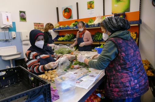 Ehrenamtliche Helfer bereiten Lebensmittel für den Verkauf im Oberndorfer Tafelladen vor. Foto: Reimer