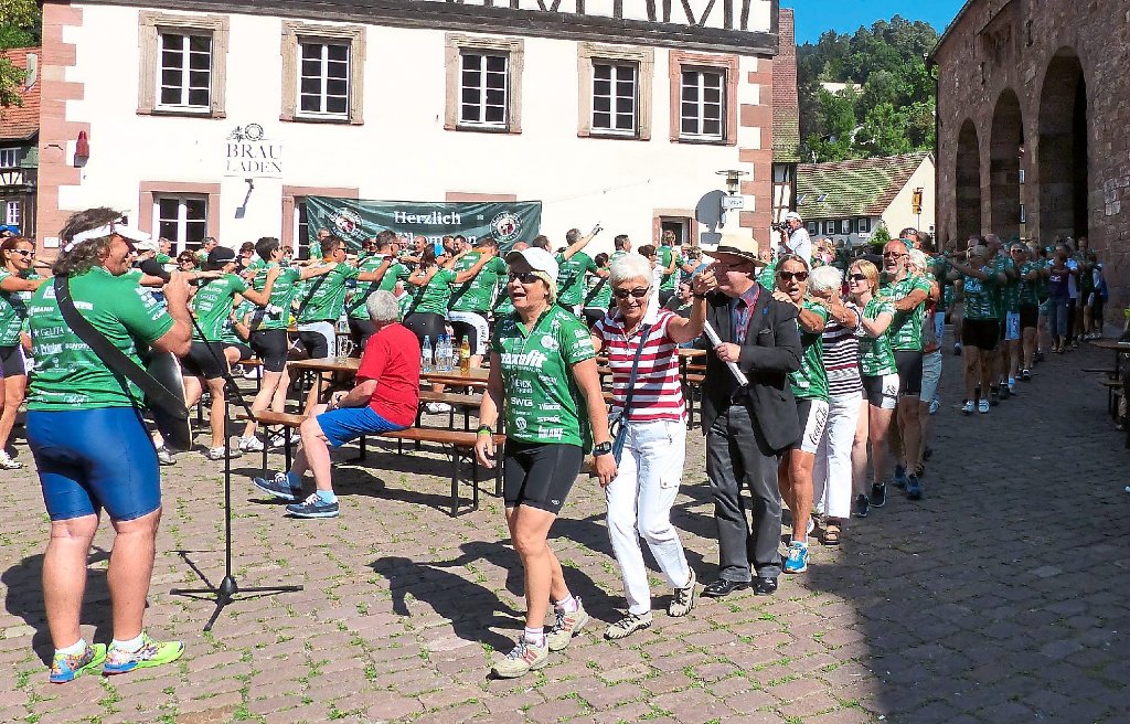 Die Teilnehmer der Tour der Hoffnung und viele Alpirsbacher reihten sich in die Polonaise auf dem Klosterplatz bei der ein.