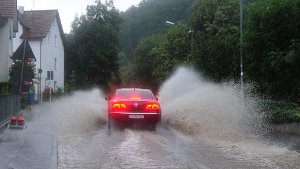 Gesperrte Straßen nach starkem Regen