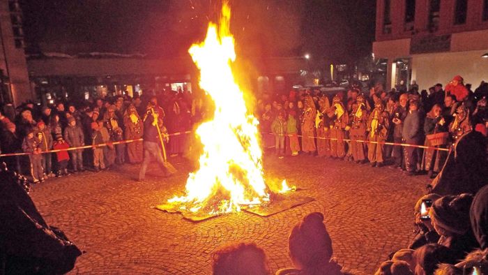 Der Jammer ist groß: Auf dem Marktplatz brennt symbolische die Fasnet
