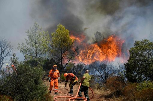 Feuerwehrleute kämpfen im im südfranzösischen Département Var gegen die Flammen. Foto: AFP/NICOLAS TUCAT