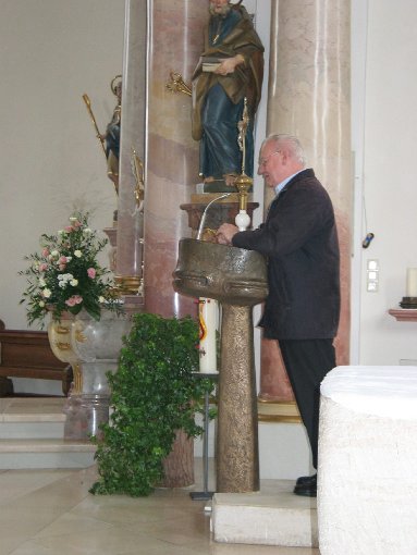 Pater Hugo Beck in der Wallfahrtskirche bei seinen interessanten Erläuterungen Foto: Spreter Foto: Schwarzwälder-Bote