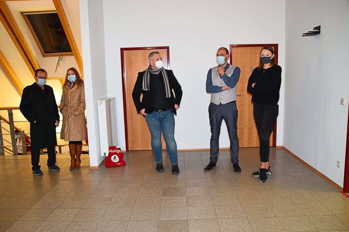 Die Kandidaten Eduard Brekardin (links), Michael Stadler (Mitte) und Ingo Mantik warten im Rathaus auf das Ergebnis.