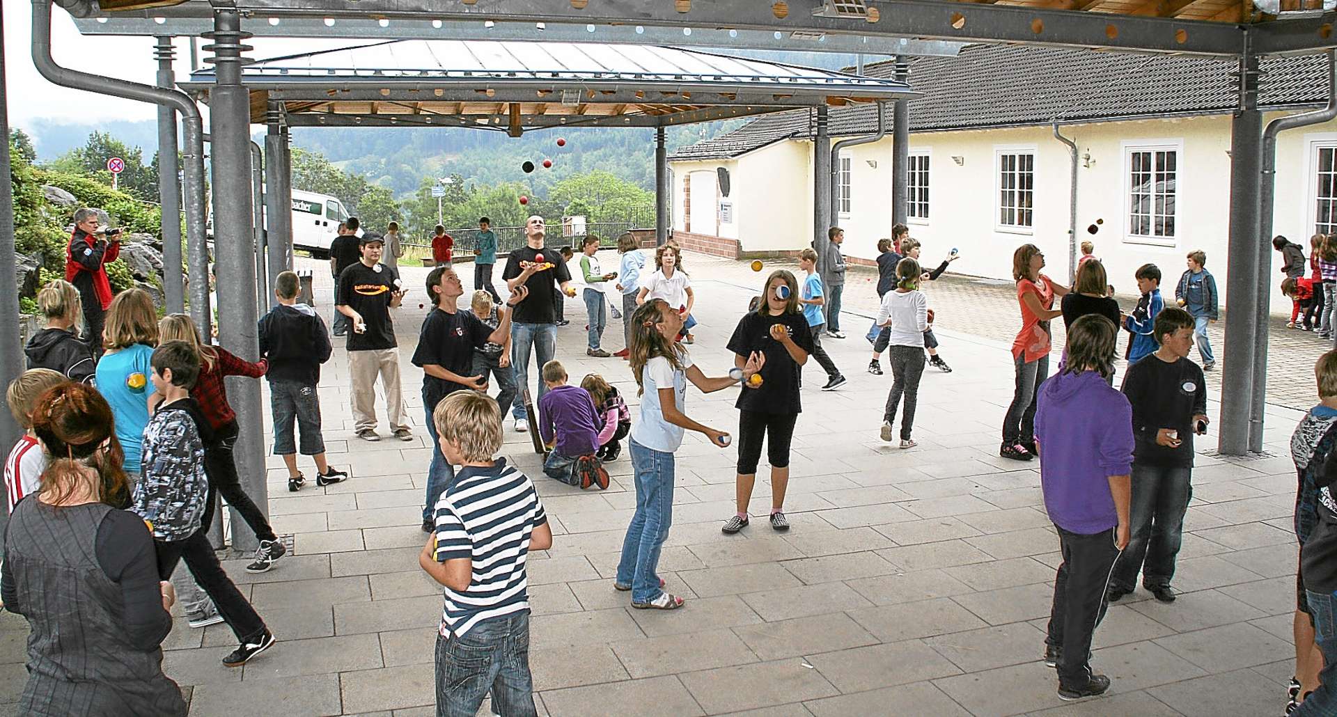 Alpirsbach: Eine ganze Schule jongliert unter Leitung von zwei Profis
