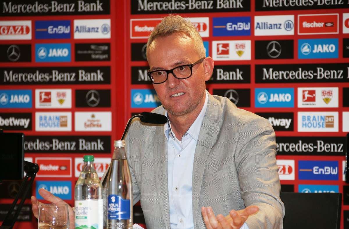 Der neue Vorstandschef Alexander Wehrle führt aus, wie er den VfB Stuttgart aufstellen will. Foto: Baumann/Alexander Keppler