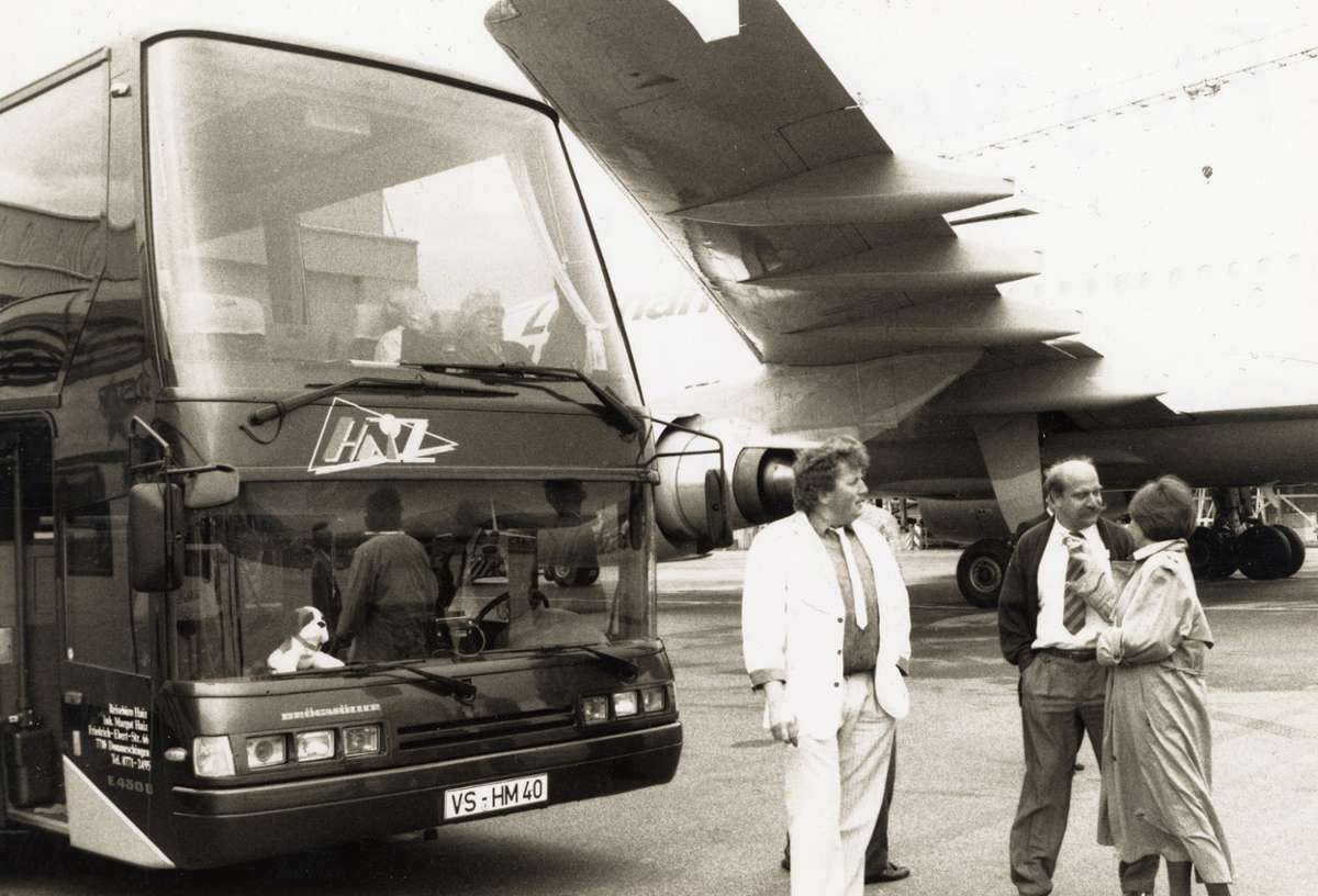 Bäurers absolutes Highlight war 1990 eine Fahrt mit Bürgermeister und Gemeinderäten zur Einweihung eines Lufthansa-Airbus mit dem Namen Donaueschingen am Stuttgarter Flughafen. Dabei durften die beiden Busse zum Festakt aufs Rollfeld fahren. Im Vordergrund (links) Edgar Bäurer.Foto: Sigwart