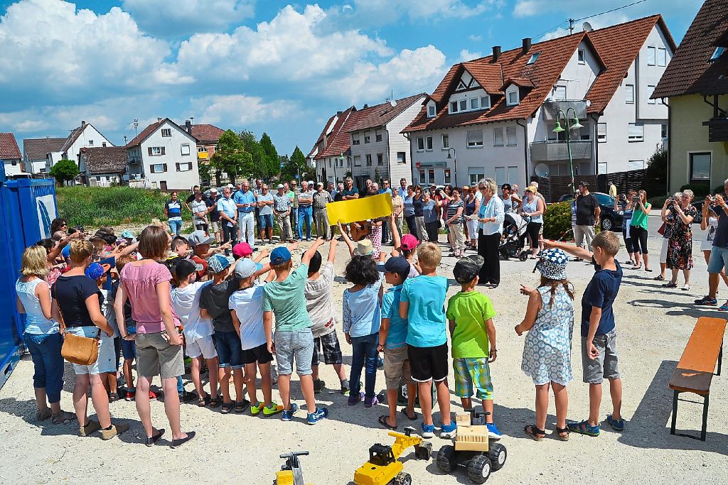Groß war das Interesse der Hochdorfer Bevölkerung beim Festakt zum Spatenstich des Neubaugebiets Reesengarten.