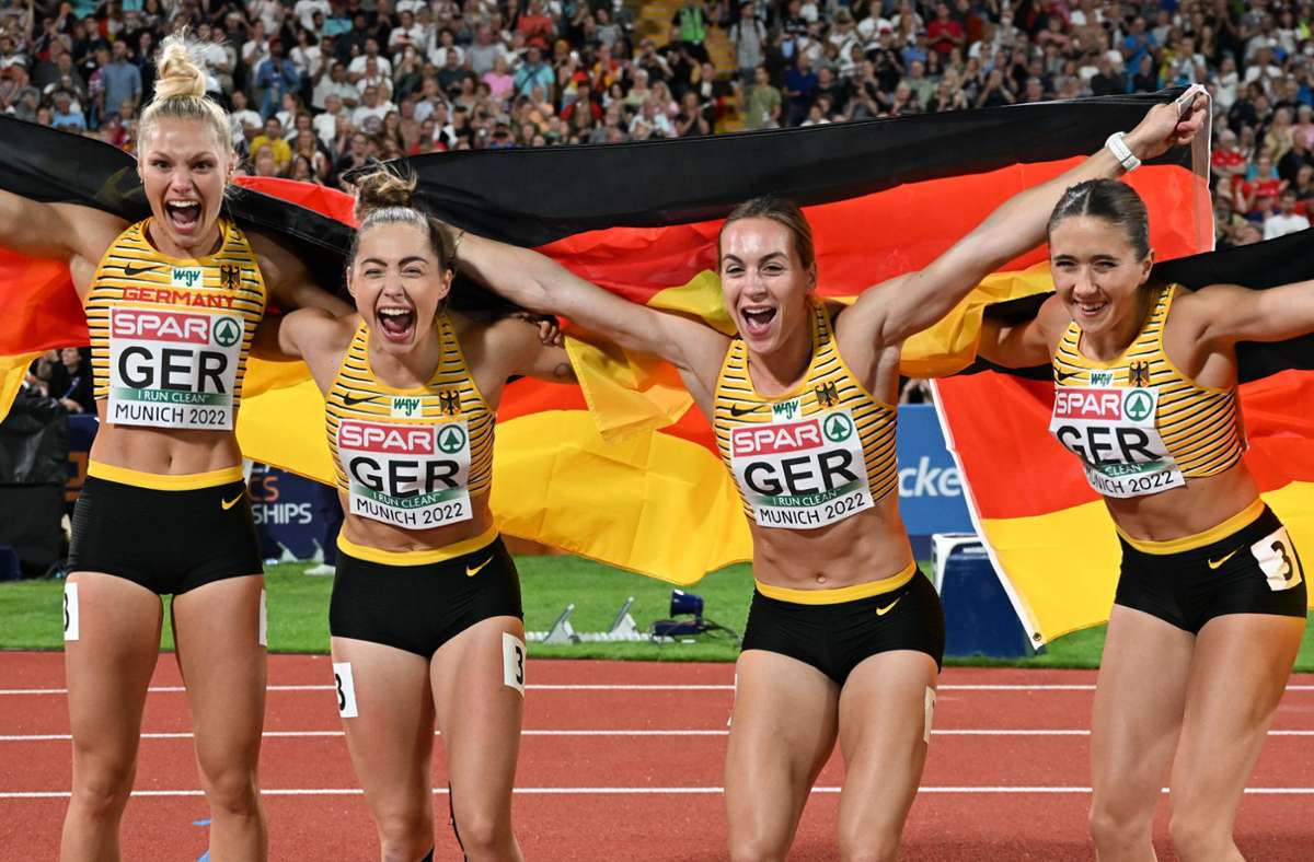 Lisa Mayer (l-r), Gina Lückenkemper, Alexandra Burghardt und Rebekka Haase aus Deutschland jubeln über den Sieg. Foto:  
