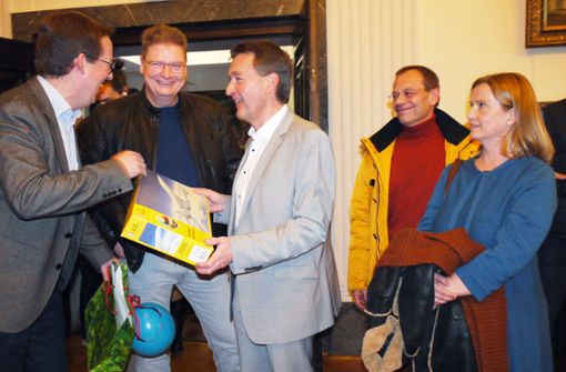 Zum Geburtstag beschenkt Frank Schroft (links), Bürgermeister in Meßstetten, Roland Tralmer (Mitte); rechts: dessen Frau Kristina Gabler. Foto: Karina Eyrich