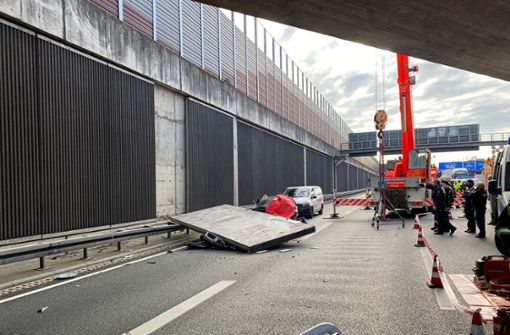 Das Betonteil hatte sich im November 2020 aus der Wand gelöst und eine 66 Jahre alte Autofahrerin aus Köln in ihrem Wagen erschlagen (Archivbild). Foto: dpa/Feuerwehr Köln