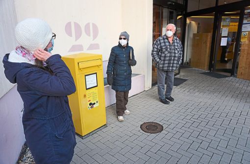 Am Nikolaustag warteten Kunden vor der Filiale der Deutschen Post AG in der Lindenstraße 22 in Schömberg. Der Gelbe Riese öffnete seine Pforten. Mehr als zwei Monate war die Glücksgemeinde ohne Postfiliale. Foto: Krokauer