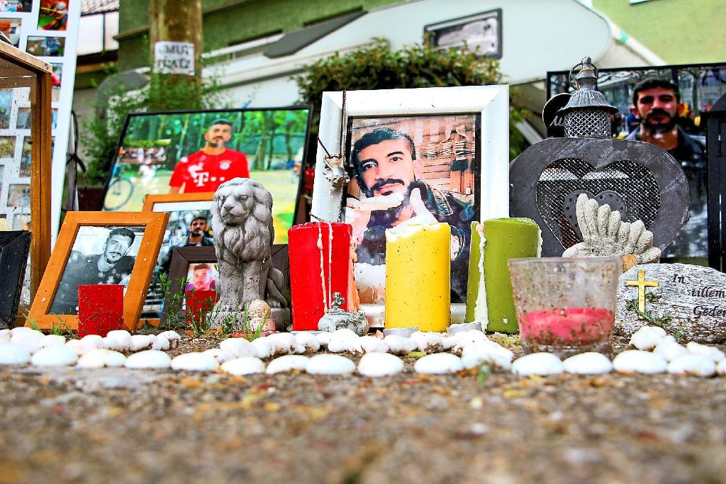 Am Tatort erinnern Kerzen und Bilder an den verstorbenen Umut K., der hier am 1. Dezember seiner Schussverletzung erlag.