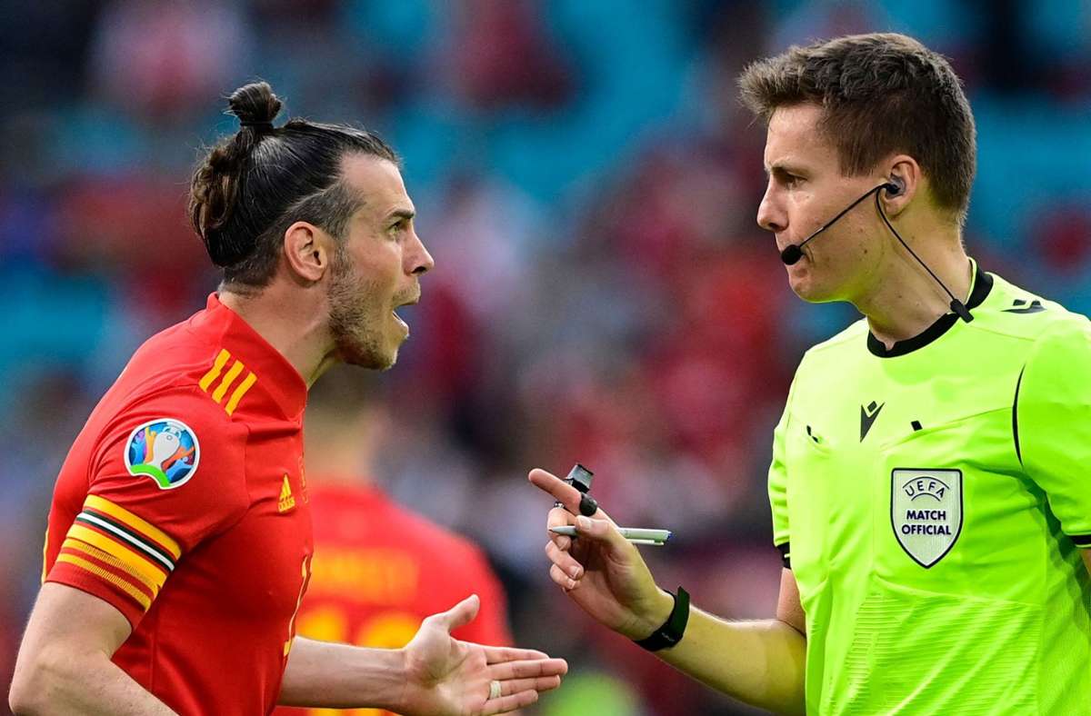 Der walisische Kapitän Gareth Bale hat sich nach dem verlorenen EM-Achtelfinale gegen Dänemark über den deutschen Schiedsrichter Daniel Siebert beklagt. Foto: AFP/OLAF KRAAK