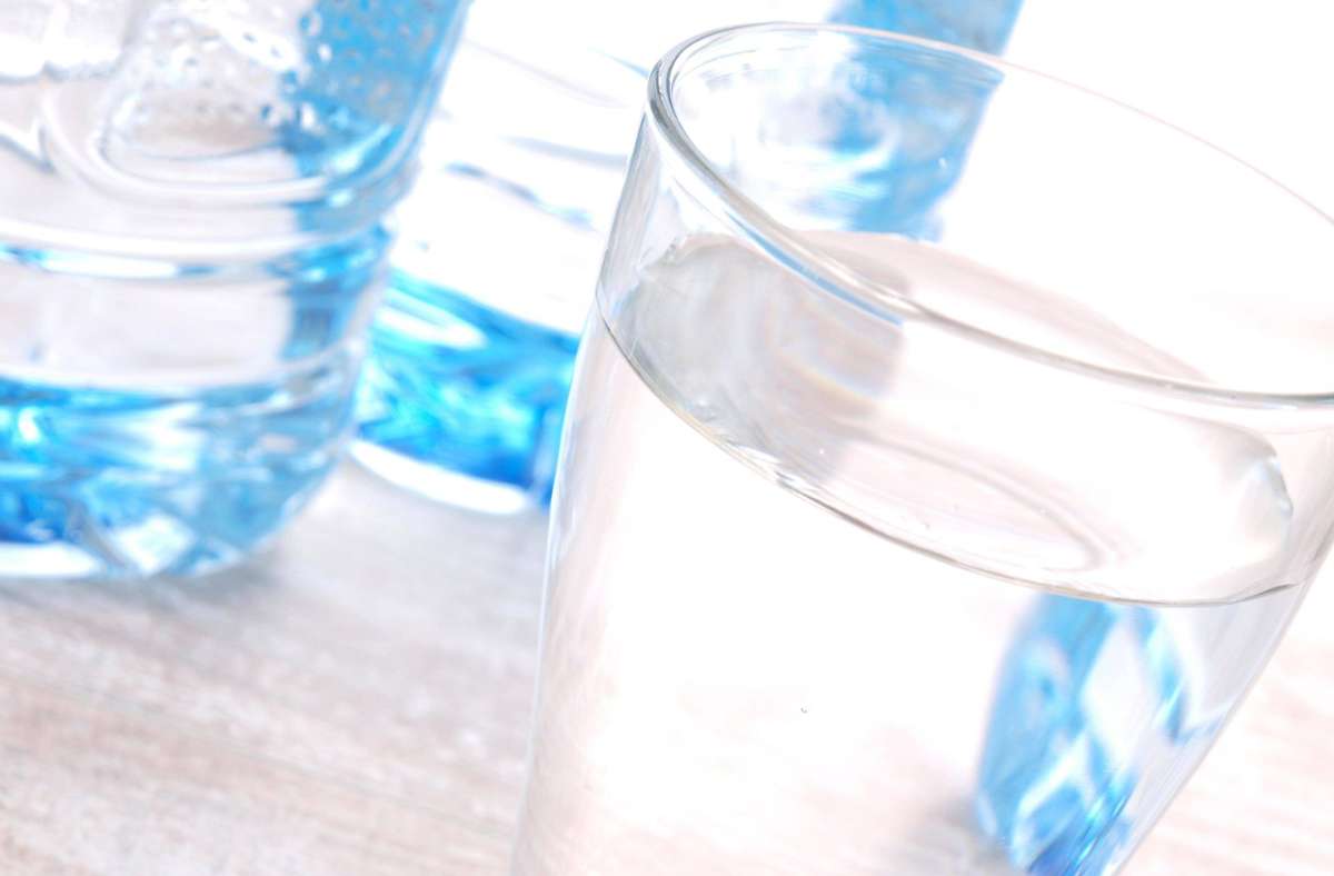 Stilles Mineralwasser im Test: Viele  günstige Produkte überzeugen