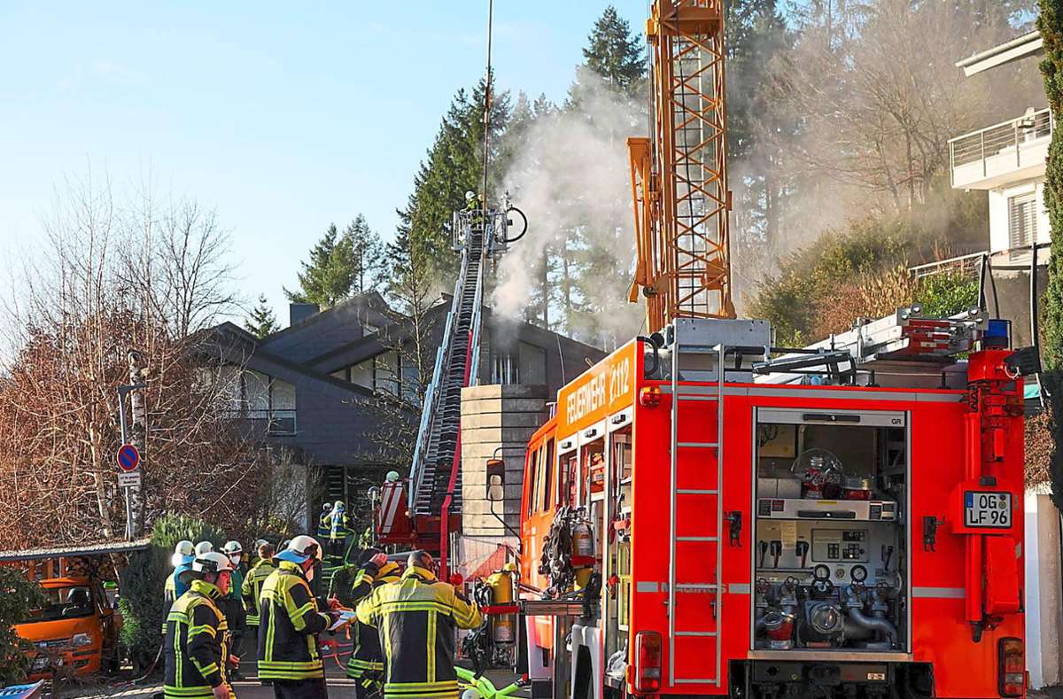 Die Freiwilligen Feuerwehren Gengenbach, Abteilung Schwaibach und die Feuerwehr Ohlsbach wurden am Sonntagnachmittag zu einem Hausbrand gerufen. Foto:  Christina Häußler / Einsatz-Report 24