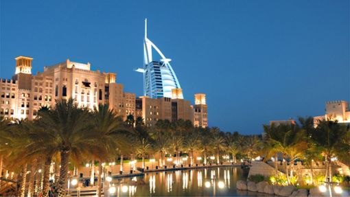 Das Luxusquartier Madinat Jumeirah und der Burj al-Arab in Dubai erstrahlen im Schein der vielen Lichter. Foto: imago/CSP