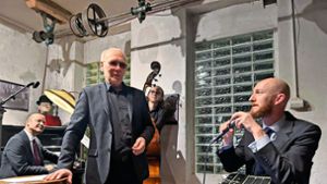 Begeisterten beim Tango-Konzert im Mostmaierhof das Publikum: Fernando Bruguera (von links) am Klavier,  Sänger Omar Fernandez, Rodolfo Paccapelo am Kontrabass und Christian Gerber am Bandoneon. Foto: Störr