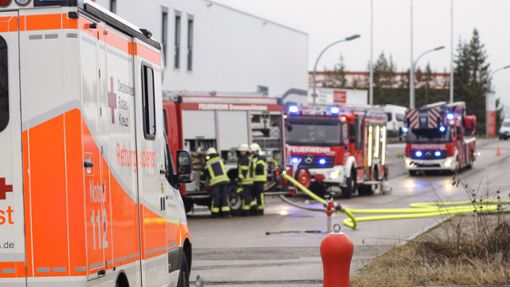 Die Feuerwehr Donaueschingen löschte am 31. Dezember ein Feuer in einer Lagerhalle an der Raiffeisenstraße. Foto: Feuerwehr Donaueschingen/Andreas Kampf